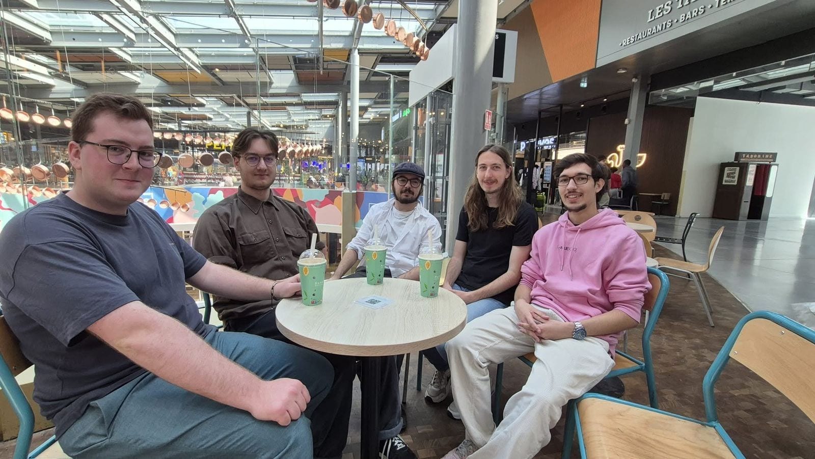 Saison 6, au café